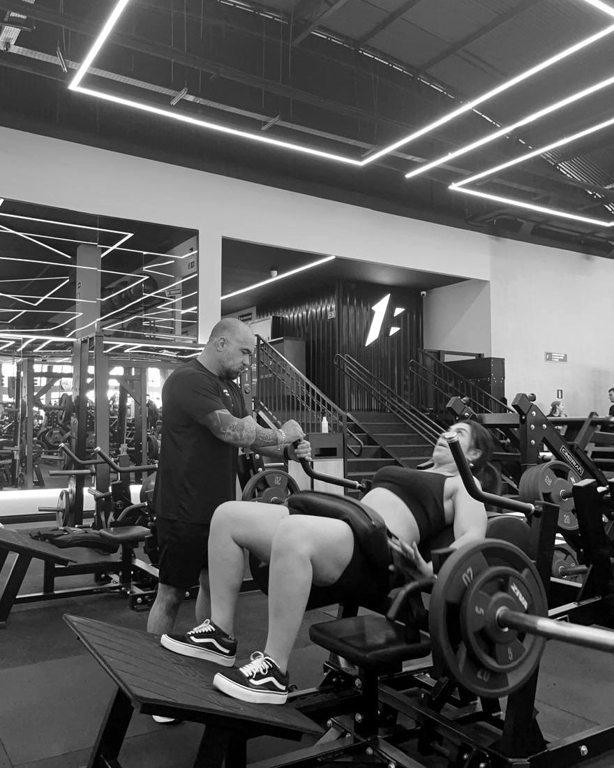 Marcelo Hathy orientando uma aluna na academia