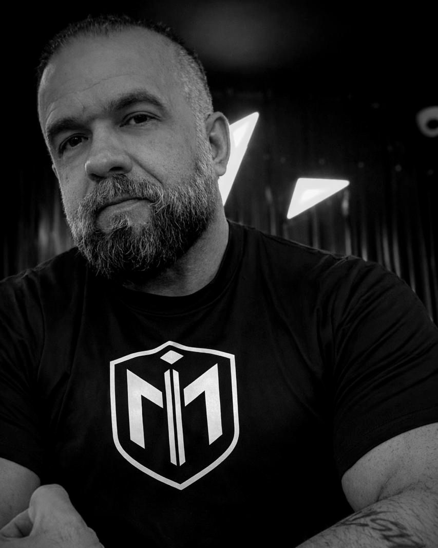 Marcelo Hathy com a camiseta do Método Hathy